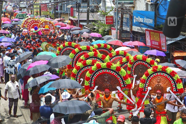 നാടും നഗരവും ഒരുങ്ങി. പൊന്നോണത്തിന്‍റെ വരവറിയിച്ച് ഇന്ന്  അത്തം! നാടെങ്ങും ഉത്സവലഹരിയില്‍; ഇനി മലയാളികള്‍ക്ക് ഓണം മൂഡ്, കേരളത്തിന്‍റെ സാംസ്‌കാരിക വൈവിധ്യത്തിന്‍റെ നേര്‍ക്കാഴ്ചയായ തൃപ്പുണിത്തുറ അത്തച്ചമയ ഘോഷയാത്ര