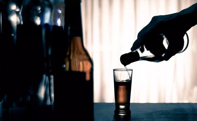 കുവൈത്ത് വിഷ മദ്യ ദുരന്തം: 13 പേർ മരിച്ചു, 21 പേരുടെ കാഴ്ച നഷ്ടമായി; ഹെല്പ് ലൈൻ നമ്പറുമായി എംബസി