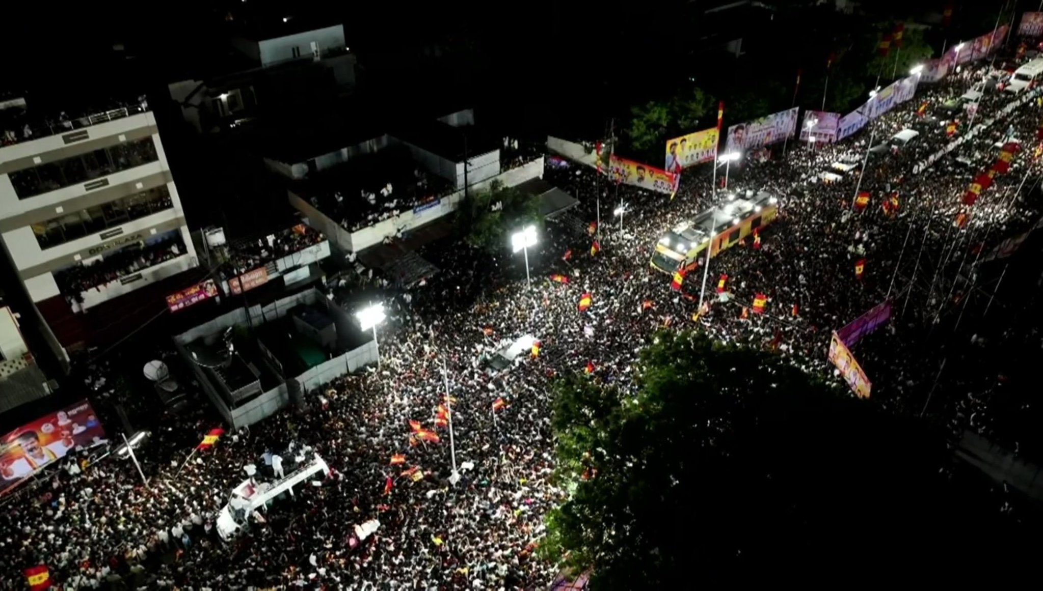 കോടതിയുടെ മുന്നറിയിപ്പ് വകവെച്ചില്ല, പ്രസംഗത്തിനിടെ വെള്ളക്കുപ്പികള്‍ എറിഞ്ഞു കൊടുത്തു; ആംബുലന്‍സിനും പ്രവേശിക്കാന്‍ കഴിഞ്ഞില്ല