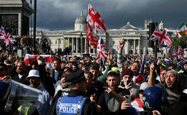 ഞങ്ങളുടെ രാജ്യം തിരിച്ചു തരൂ’; ബ്രിട്ടനെ പിടിച്ചുലച്ച് കുടിയേറ്റ വിരുദ്ധ റാലി, സംഘര്‍ഷം