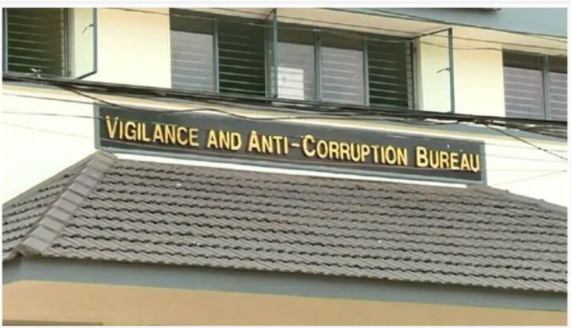 വിജിലൻസിന്റെ മിന്നൽ പരിശോധന, മോട്ടോർ വാഹന വകുപ്പ് ഉദ്യോഗസ്ഥന്റെ വാഹനത്തിൽ നിന്ന് പണം പിടിച്ചെടുത്തു