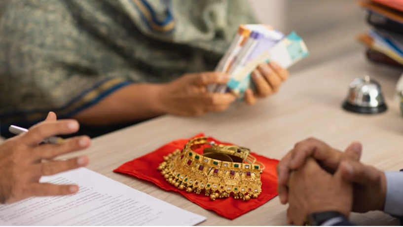 ഒരു പവന് എത്ര രൂപ വരെ വായ്പ ലഭിക്കും, നിയമങ്ങൾ അറിയാം; റെക്കോർഡിട്ട് സ്വർണവില, പണയം വെക്കുന്നവർക്ക് നേട്ടമോ