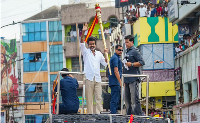 സംസ്ഥാന പര്യടനം നിര്‍ത്തി വിജയ്, കരൂര്‍ ദുരന്തത്തില്‍ മരിച്ചവരുടെ കുടുംബത്തിന് 20 ലക്ഷം സഹായധനം; ടിവികെ കോടതിയിലേക്ക്