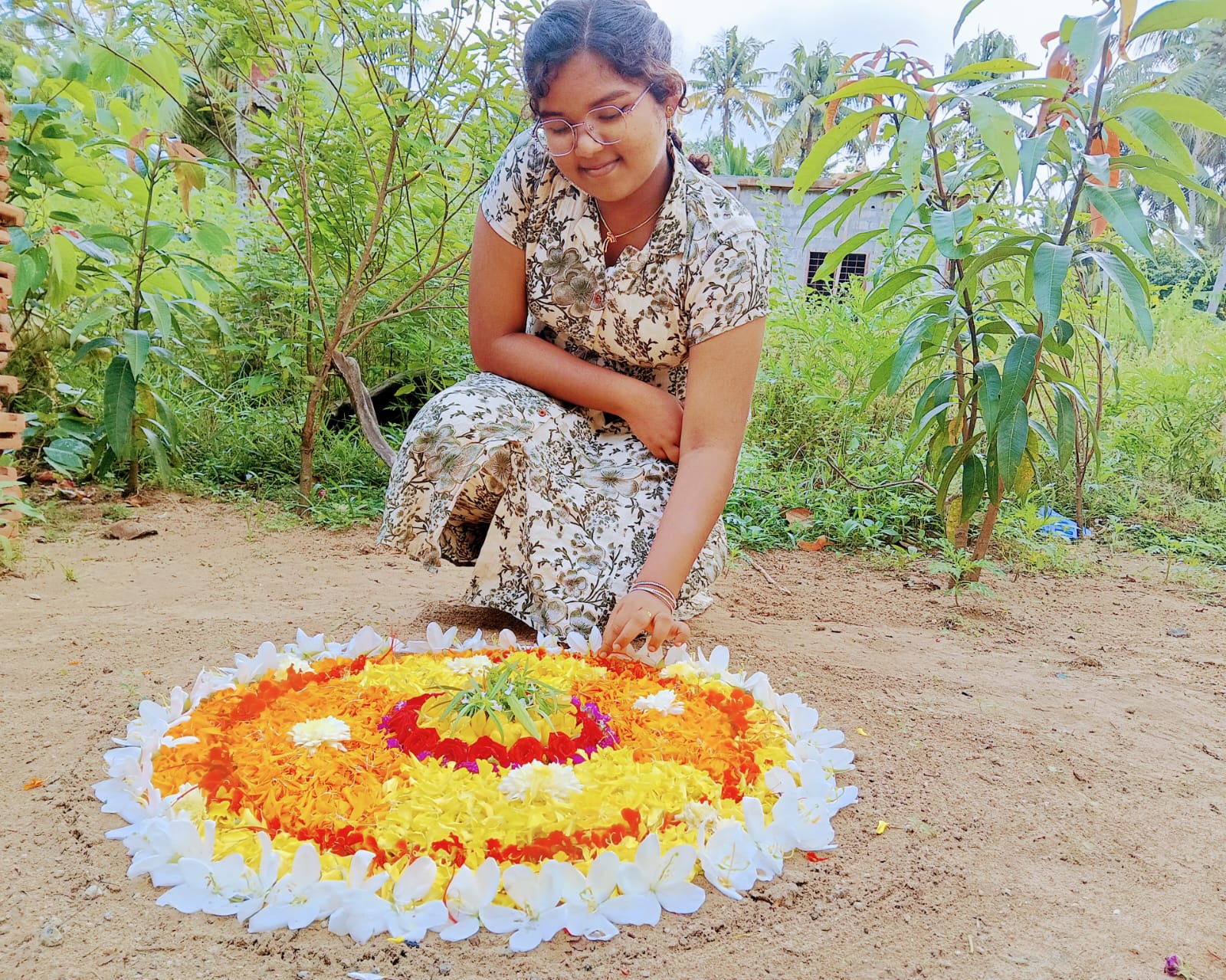 ഓണപ്പൂക്കളവും പുത്തനുടുപ്പും സദ്യയും പപ്പടവും പായസവുമായി മലയാളികള്‍ തിരുവോണം മൂഡില്‍.