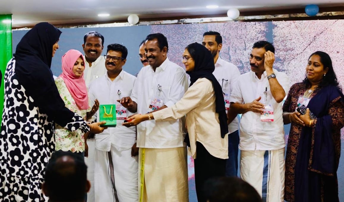 മെഹന്തി കലയിലെ നിറച്ചായ മത്സര വിജയിക്ക് സ്വർണ്ണ നാണയം സമ്മാനിച്ചു