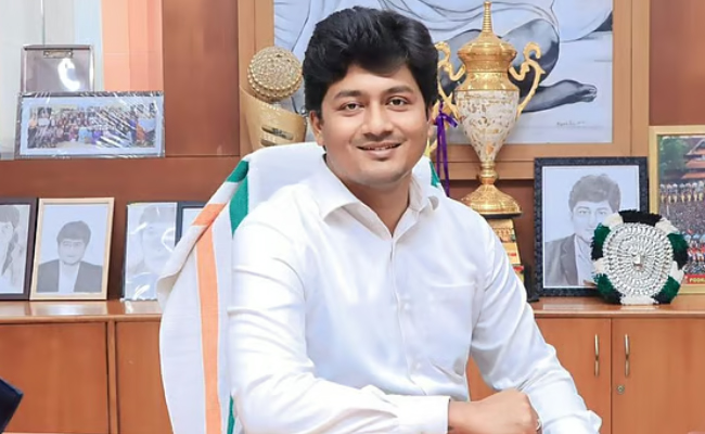 മുന്‍ കലക്ടര്‍ക്ക് രണ്ടിടത്ത് വോട്ട്, എല്ലാം പരിശോധിച്ച് ഉറപ്പുവരുത്തേണ്ടവരുടെ അവസ്ഥയാണിത്’; പരിഹസിച്ച് വി എസ് സുനില്‍ കുമാര്‍