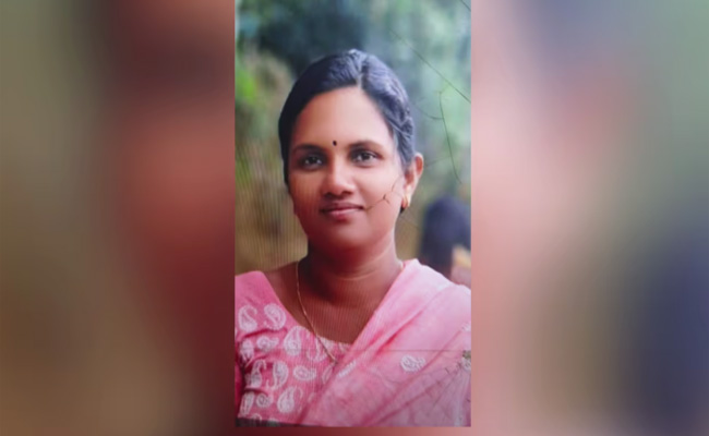 കൊല്ലത്ത് ഭര്‍ത്താവ് ഭാര്യയെ വെട്ടിക്കൊലപ്പെടുത്തി, കൊലയ്ക്ക് ശേഷം വിവരം ഫേസ്ബുക്കില്‍ പങ്കുവെച്ചു; പിന്നാലെ പൊലീസില്‍ കീഴടങ്ങി