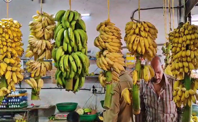 ആദ്യം പഴവും നെയ്യും പഞ്ചസാരയും പപ്പടവും ചേർത്തൊരു പിടി, രുചിക്കൊപ്പം ശാസ്‌ത്രീയതയും, ഇതാണ് മലബാറിന്‍റെ കുഴച്ചൂണ്‍ സദ്യ; നല്ലോണം ഉണ്ടോണം’
