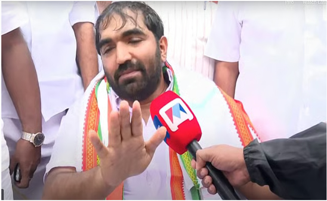 ഉമ്മന്‍ ചാണ്ടിയെ അപമാനിച്ചു’; വികസന സദസ്സിന് മുന്നില്‍ ഒറ്റയ്ക്ക് കുത്തിയിരുന്ന് പ്രതിഷേധിച്ച് ചാണ്ടി ഉമ്മന്‍