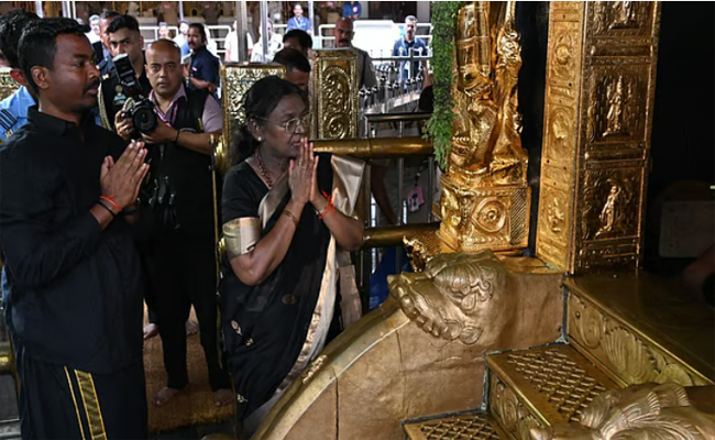 ശ്രീകോവിലിന് മുന്നില്‍ രാഷ്ട്രപതി തൊഴുതു നില്‍ക്കുന്ന ചിത്രം; വിമര്‍ശനത്തിന് പിന്നാലെ എക്‌സില്‍ നിന്നും പിന്‍വലിച്ചു