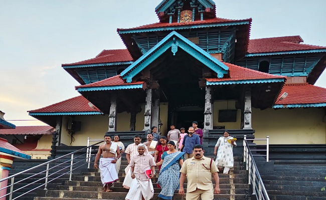 ആറന്മുള പാർത്ഥസാരഥി ക്ഷേത്രത്തിലെ ദേവസ്വം സ്ട്രൊങ് റൂം; അമിക്കസ് ക്യൂരിയുടെ പരിശോധന തുടങ്ങി