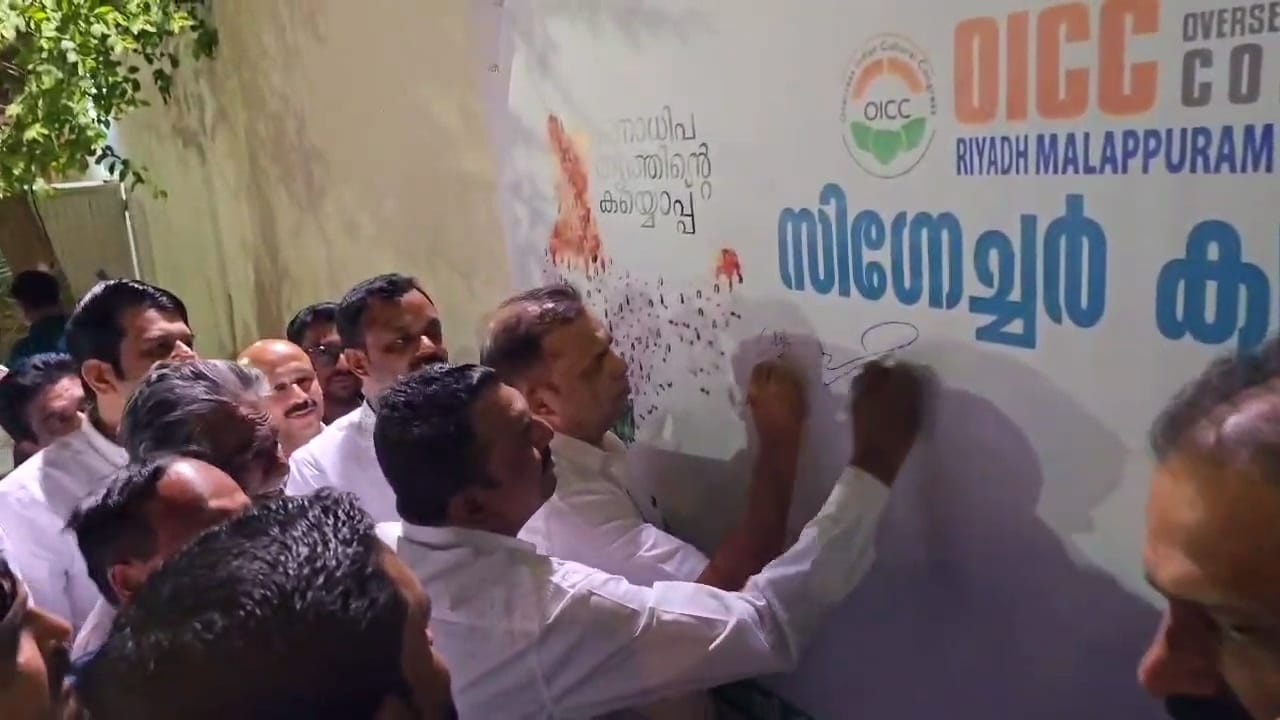 വിവാഹ സൽക്കാര വേദിയിൽ വോട്ട് ചോരിക്കെതിരെ സിഗ്നേച്ചർ ക്യാമ്പയിൻ