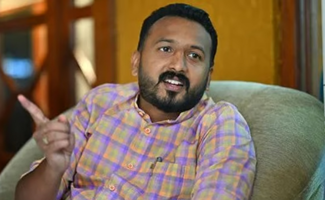 അയ്യപ്പന്റെ സ്വര്‍ണം കട്ടത് മറയ്ക്കാനാണ് വിജയന്റെ പൊലീസും പാര്‍ട്ടിക്കാരും ഈ ചോര വീഴ്ത്തിയതെങ്കില്‍  ഷാഫി പറമ്പിലിന്റെ ചോരയ്ക്ക് ഈ നാട് മറുപടി പറയും’, പേരാമ്പ്രയിലെ മര്‍ദനത്തില്‍ രാഹുല്‍ മാങ്കൂട്ടത്തില്‍