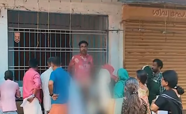 എന്യൂമറേഷന്‍ ക്യാംപില്‍ മുണ്ട് പൊക്കി ബിഎല്‍ഒ; അശ്ലീല പ്രദര്‍ശനം നടത്തിയ ഉദ്യോഗസ്ഥനെതിരെ കലക്ടറുടെ നടപടി