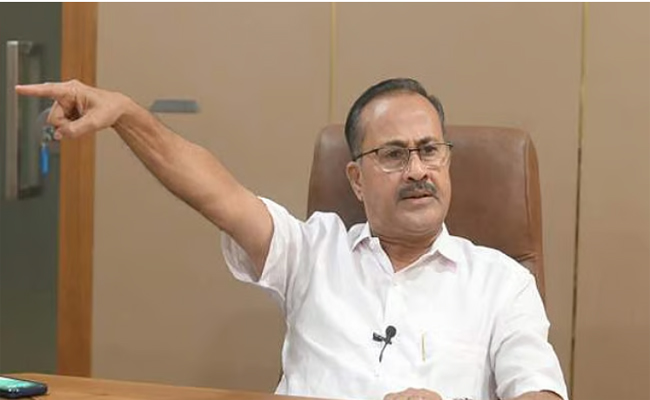 ഒന്നുകില്‍ ആണാകണം, അല്ലെങ്കില്‍ പെണ്ണാകണം; രണ്ടുകെട്ട മുഖ്യമന്ത്രി പിണറായി നാടിന്നപമാനം’