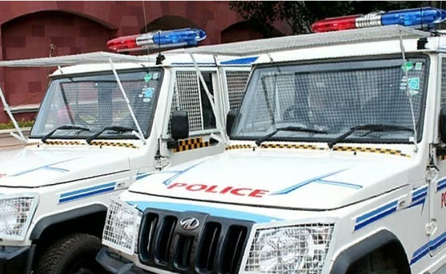 കുട്ടി ഒപ്പം കിടന്നതില്‍ പ്രകോപനം, കൈ പിടിച്ചു തിരിച്ചു, തല ഭിത്തിയില്‍ ഇടിപ്പിച്ചു; നെഞ്ചില്‍ മാന്തി, അമ്മയും ആണ്‍സുഹൃത്തും പിടിയില്‍