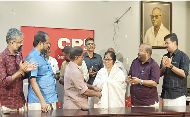 ഇടതു കൗൺസിലർ ബിജെപി സ്വതന്ത്ര, മുൻ ബിജെപി കൗൺസിലർ സിപിഐയിൽ! തൃശൂരിൽ രാഷ്ട്രീയ നാടകങ്ങൾ തുടരുന്നു