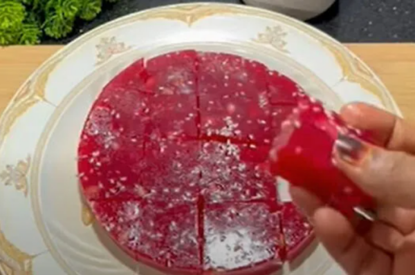 വീട്ടിൽ ചെമ്പരത്തിപ്പൂവ് ഉണ്ടോ? 10 മിനിട്ടിൽ കിടിലൻ ഹൽവ റെഡി,​ ഇങ്ങനെ ഒന്ന് കഴിച്ചുനോക്കൂ