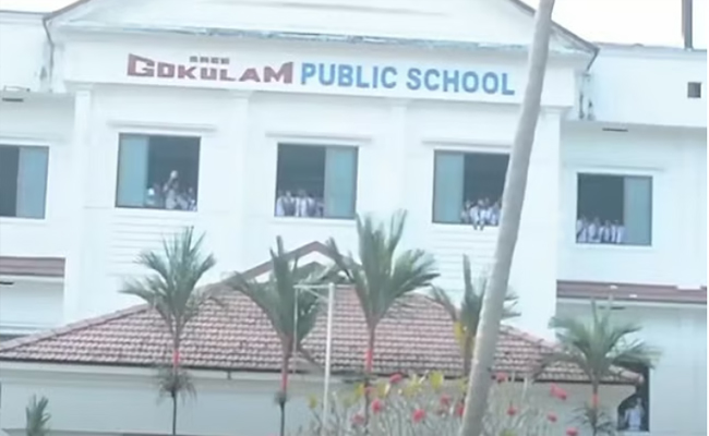 ശബരിമല വ്രതത്തിന്റെ ഭാഗമായി കറുപ്പ് വസ്ത്രം ധരിച്ച് വന്ന വിദ്യാര്‍ഥിക്ക് പ്രവേശനം നിഷേധിച്ചു; പ്രതിഷേധിച്ച് ഹിന്ദു ഐക്യവേദി