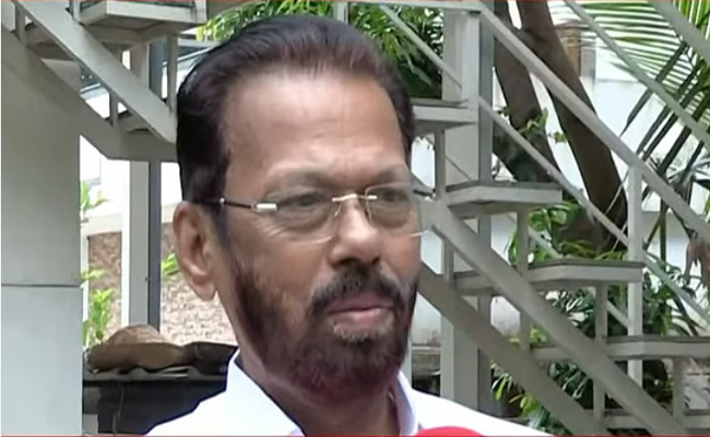 രാഹുലിനെ തള്ളാനും കൊള്ളാനും ഞങ്ങളില്ല; പാര്‍ട്ടി ആരെയും ഊരു വിലക്ക് ഏര്‍പ്പെടുത്താറില്ല’