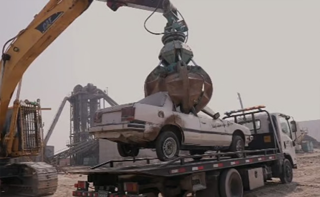 പിടിച്ചെടുത്ത വാഹനം പൊളിച്ചടുക്കി പൊലീസ്; റോഡിൽ ഷോ വേണ്ടെന്ന് മുന്നറിയിപ്പ് (വിഡിയോ)