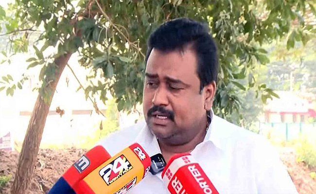 ഇനിയും വേട്ടയാടിയാല്‍ ജീവനൊടുക്കും, എന്‍റെ പേരില്‍ പെറ്റിക്കേസ് പോലും ഇല്ല’; മാധ്യമങ്ങള്‍ക്കു മുന്നില്‍ പൊട്ടിക്കരഞ്ഞ് മണി