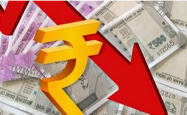 രൂപയുടെ മൂല്യം ഇടിഞ്ഞു, യുഎഇയിലെ ഇന്ത്യൻ പ്രവാസികളുടെ പണമയക്കലിൽ 20 ശതമാനം വരെ വർദ്ധനവ്