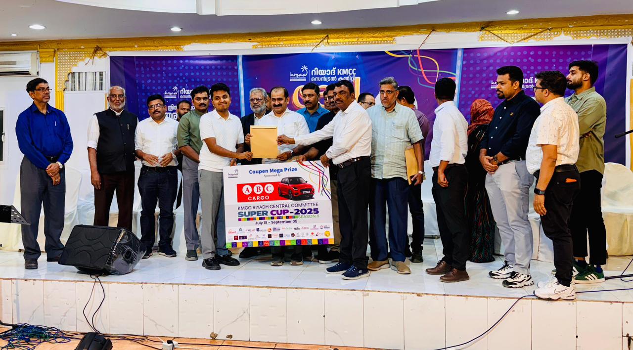 കെഎംസിസി സൂപ്പർ കപ്പ്സമ്മാന പദ്ധതി : സ്വിഫ്റ്റ്‌ കാർ ഇബ്രാഹിം സുബ്ഹാന് കൈമാറി.