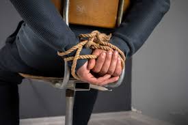 തോക്കുചൂണ്ടി തട്ടിക്കൊണ്ടുപോയി; ഇടയ്‌ക്ക് മദ്യപിച്ച ക്വട്ടേഷൻ സംഘത്തിന്റെ ലക്കുകെട്ടു, പിന്നീട് സംഭവിച്ചത്