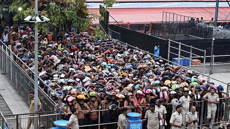 ശബരിമലയില്‍ ഭക്തപ്രവാഹം, ശരംകുത്തി വരെ ക്യൂ, അരവണയില്‍ വീണ്ടും നിയന്ത്രണം; ഒരാള്‍ക്ക് 10 ടിന്‍ മാത്രം, ഇന്നും നാളെയും കര്‍പ്പൂരാഴി ഘോഷയാത്ര