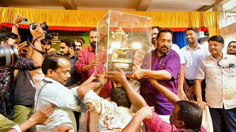 വര്‍ണം വിതച്ച് കലാഘോഷയാത്ര; സ്വര്‍ണക്കപ്പിനെ ആവേശത്തോടെ വരവേറ്റ് പൂരനഗരി