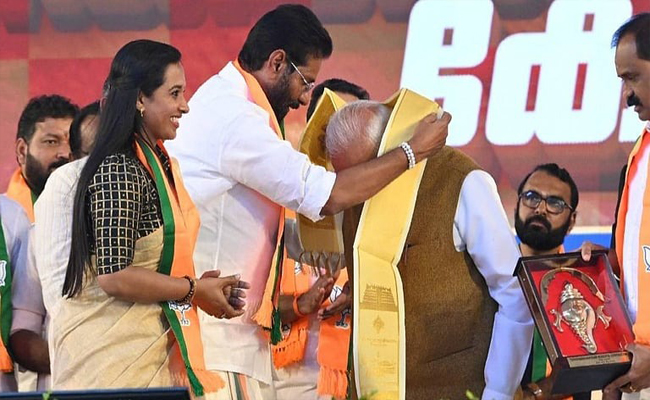 മോദിയെ സ്വീകരിക്കാന്‍ നടപ്പാത തടസ്സപ്പെടുത്തി ഫ്‌ലെക്‌സ് ബോര്‍ഡുകള്‍; ബിജെപി ജില്ലാ പ്രസിഡന്റിനെതിരെ കേസ്