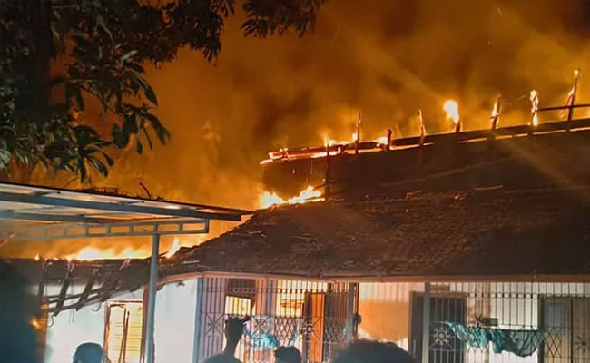 കുന്നംകുളത്ത് വീടിന് തീപിടിച്ചു; ആറംഗ കുടുംബം രക്ഷപ്പെട്ടത് തലനാരിഴയ്ക്ക്