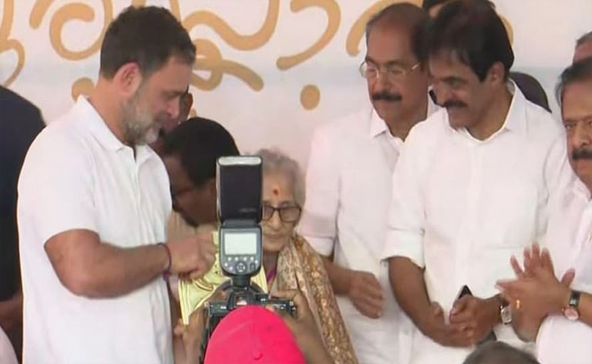 ലീലാവതി ടീച്ചര്‍ കേരളത്തിന്റെ മാത്രമല്ല, രാജ്യത്തിന്റെ അഭിമാനം’; പ്രിയദര്‍ശിനി പുരസ്‌കാരം രാഹുല്‍ ഗാന്ധി സമ്മാനിച്ചു