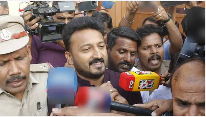 മൂന്നാമത്തെ  ബലാത്സംഗക്കേസിൽ  രാഹുൽ  മാങ്കൂട്ടത്തിൽ  ജയിൽ  മോചിതനായി, മുട്ടയെറിഞ്ഞ് പ്രതിഷേധം