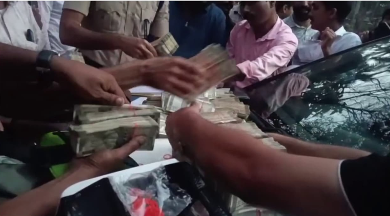 കാറിന്റെ സീറ്റിനടിയില്‍ രഹസ്യ അറ, പരിശോധിച്ചപ്പോൾ നിറയെ നോട്ടുകെട്ടുകൾ; 73 ലക്ഷം രൂപയുമായി കൊടുവള്ളി സ്വദേശികൾ പിടിയില്‍