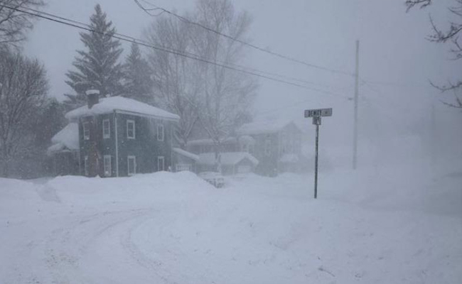 അമേരിക്കയിൽ അതിശൈത്യം; ജനജീവിതം സ്തംഭിച്ചു; എണ്ണായിരത്തിലധികം വിമാനങ്ങൾ റദ്ദാക്കി