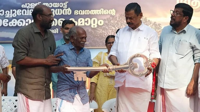 സുരേഷ് ഗോപി മടക്കി അയച്ച കൊച്ചുവേലായുധന്റെ ആ​ഗ്രഹം സഫലം; സിപിഎം നിർമിച്ച വീടിന്റെ താക്കോൽ കൈമാറി