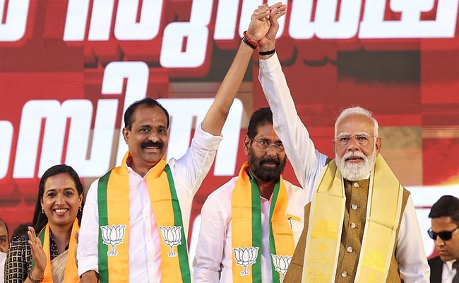 മോദിയുടെ സന്ദര്‍ശനത്തിലെ കൊടിതോരണങ്ങള്‍; ബിജെപിക്ക് പിഴയിട്ട കോര്‍പ്പറേഷന്‍ റവന്യൂ ഓഫീസറെ സ്ഥലംമാറ്റി