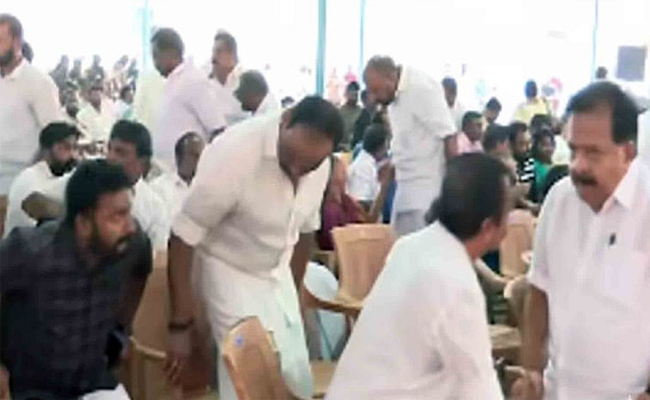 കൈകൊടുക്കാന്‍ തുനിഞ്ഞ് രാഹുല്‍ മാങ്കൂട്ടത്തില്‍, അവഗണിച്ച് ചെന്നിത്തല