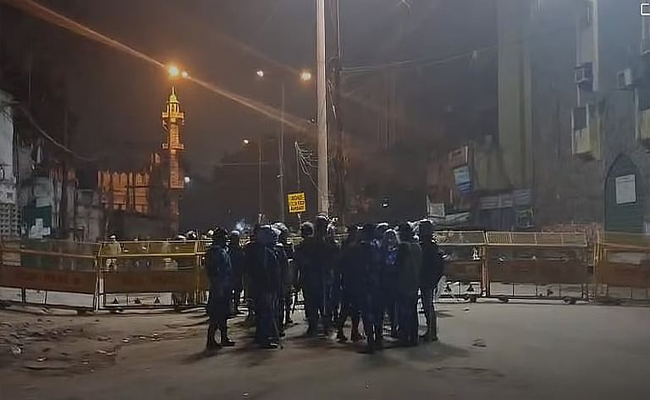 ഡല്‍ഹിയില്‍ പള്ളിയുടെ കയ്യേറ്റഭൂമി ഒഴിപ്പിക്കുന്നതിനിടെ സംഘര്‍ഷം; കല്ലേറില്‍ അഞ്ച് പൊലീസുകാര്‍ക്ക് പരിക്ക്