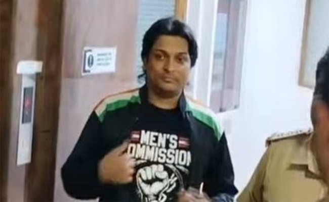 അതിജീവിതയെ അപമാനിച്ചു’; മുന്‍കൂര്‍ ജാമ്യാപേക്ഷയുമായി ഹൈക്കോടതിയെ സമീപിച്ച് രാഹുല്‍ ഈശ്വര്‍