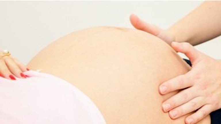 പ്രസവം കഴിഞ്ഞപ്പോള്‍ വേദനയും ദുര്‍ഗന്ധവും, 75 ദിവസത്തിന് ശേഷം യുവതിയുടെ ശരീരത്തില്‍ നിന്ന് തുണികഷ്ണം പുറത്തു വന്നു; ചികിത്സാപ്പിഴവിനെതിരെ പരാതി