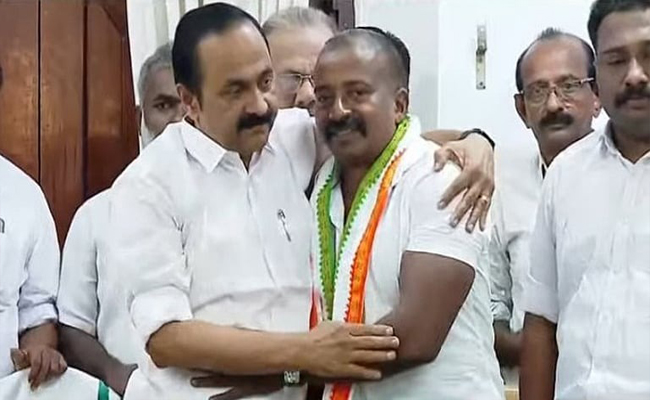 കോണ്‍ഗ്രസാണ് യഥാര്‍ഥ ലെഫ്റ്റിസ്റ്റ്, കേരള യാത്ര കഴിഞ്ഞാല്‍ കൂടുതല്‍ പേര്‍ എത്തും’; രക്തസാക്ഷി വിഷ്ണുവിന്റെ സഹോദരന്‍ കോണ്‍ഗ്രസില്‍ ചേര്‍ന്നു