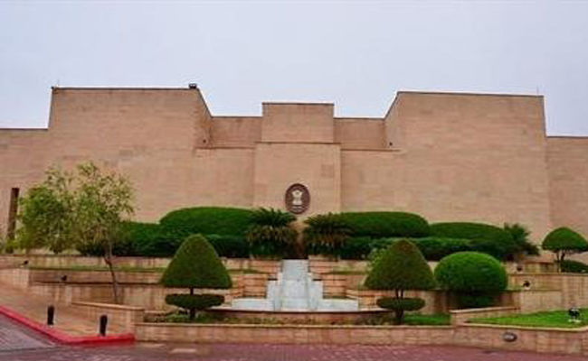 സൗദിയിലെ ഇന്ത്യൻ പൗരന്മാർക്ക് റിയാദ് എംബസിയുടെ ജാഗ്രതാ നിർദ്ദേശം; ഹെൽപ്പ് ലൈൻ നമ്പറുകൾ പുറത്തുവിട്ടു.