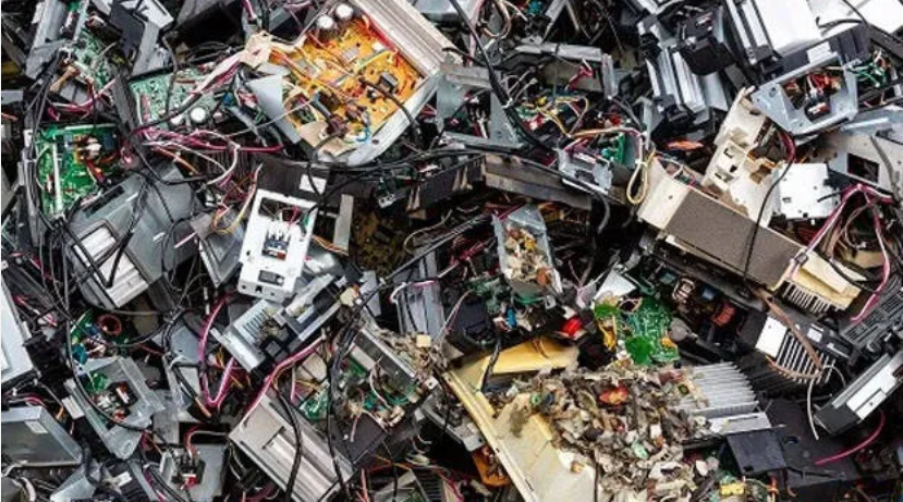 ഉപയോഗശൂന്യമായ പഴയ സാധനങ്ങളില്‍ നിന്ന് വേര്‍തിരിച്ചെതുത്തു; കിട്ടിയത് 27 ലക്ഷത്തിന്റെ സമ്പത്ത്