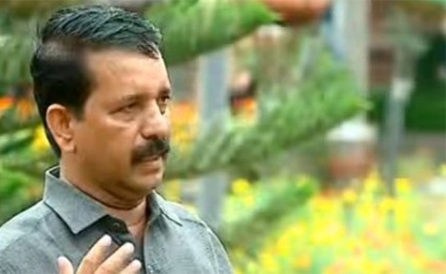 വിഎസിന്റെ പിഎ ഇനി യുഡിഎഫ് സ്വതന്ത്രൻ! ‘പുതുയുഗയാത്ര’യിൽ സുരേഷ് എത്തും; മലമ്പുഴയിൽ അപ്രതീക്ഷിത നീക്കം.”