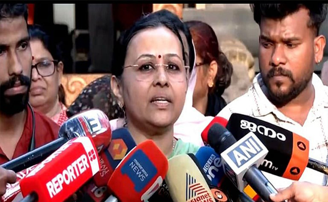 “10,000 രൂപ”, “ഞെട്ടിക്കുന്ന വെളിപ്പെടുത്തൽ” രോഗികളെ എത്തിക്കുന്ന ആംബുലൻസ് ഡ്രൈവർമാർക്ക് വമ്പൻ തുക കമ്മീഷൻ; സ്വകാര്യ ആശുപത്രികൾക്കെതിരെ വീണാ ജോർജ്.”