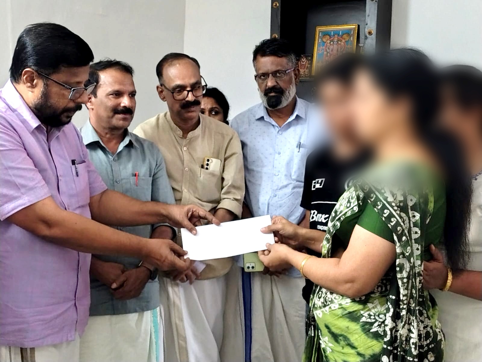 സത്യൻ വേലായുധന്റെ കുടുംബത്തിന് കേളി കുടുംബസഹായം കൈമാറി.