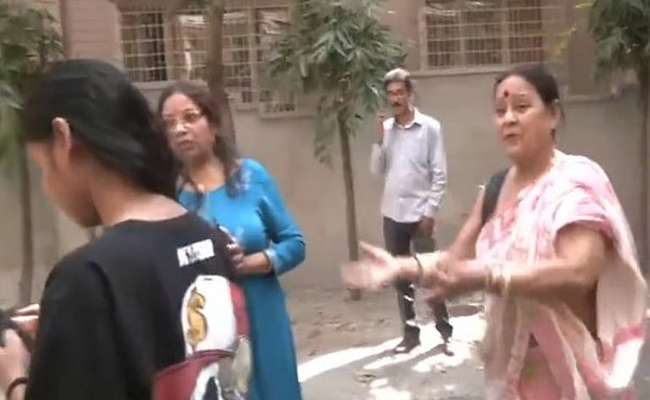 ബംഗ്ലാദേശിൽ തീവ്രത 5.5 രേഖപ്പെടുത്തിയ ഭൂചലനം: കൊൽക്കത്തയിൽ ജനങ്ങൾ പരിഭ്രാന്തരായി തെരുവിലിറങ്ങി”